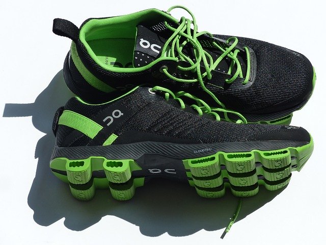 נעלי ספורט שחורות ירוקות