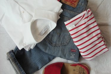 בגדי נשים מסודרים על מיטה