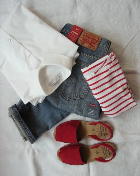 בגדי נשים מסודרים על מיטה